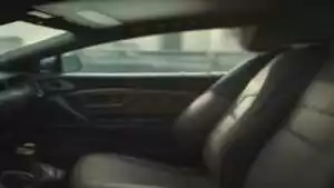 Cuidado con dejar el bolso o el móvil en el asiento: la DGT avisa de multas de 200 euros por este peligroso hábito