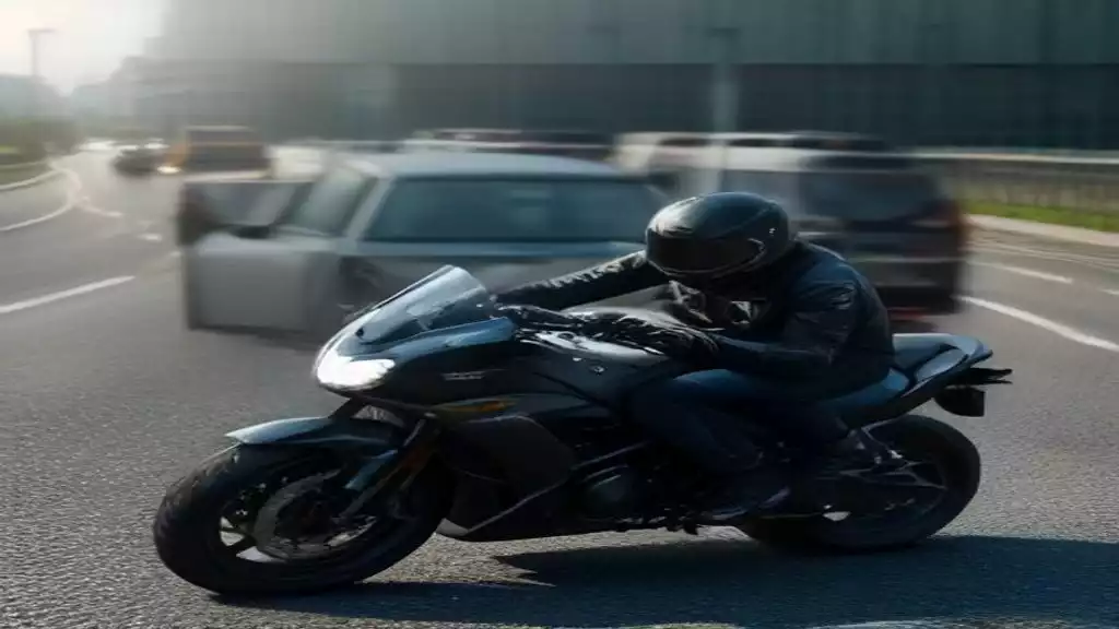 ¿Motos por el arcén en los atascos? La DGT aclara la nueva norma para evitar multas