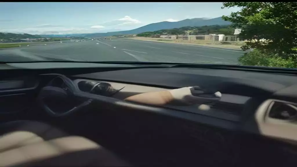 La postura prohibida al volante: el gesto inconsciente con tu brazo izquierdo que te costará 200 euros